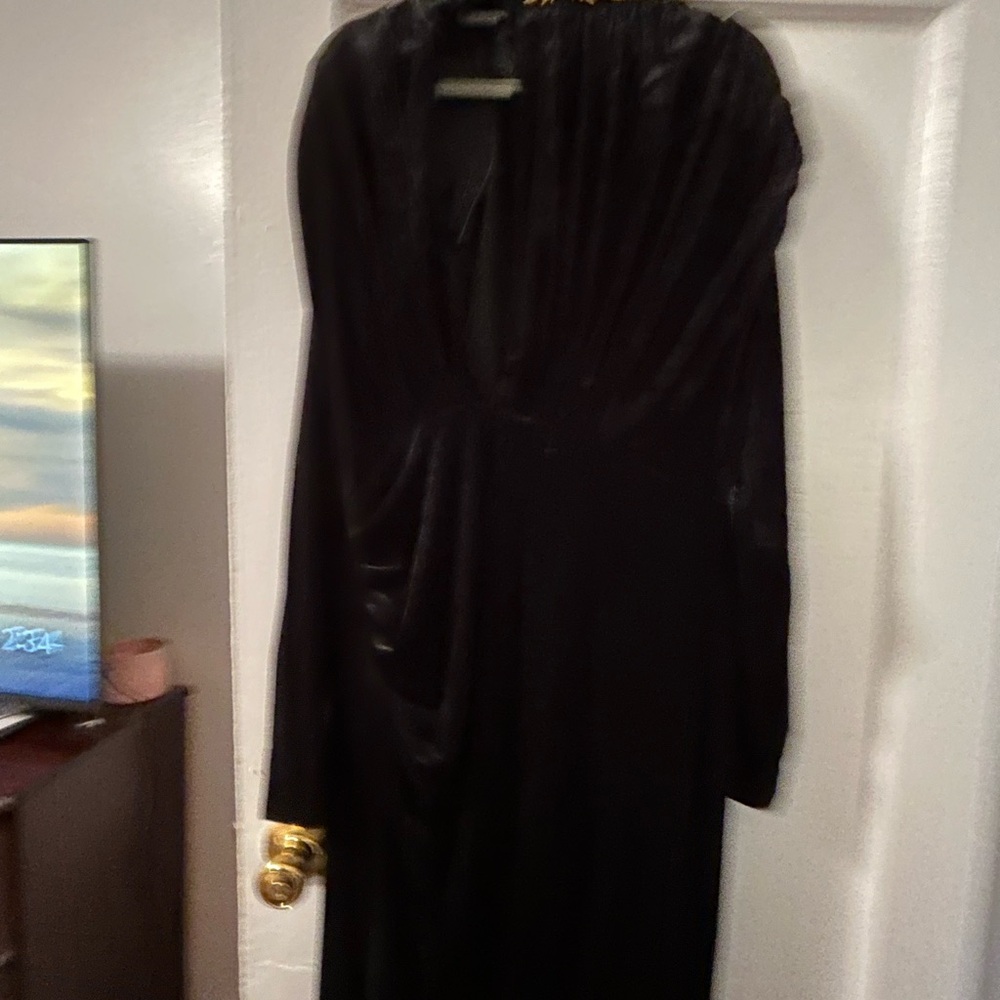 Chic Asymmetrical Velvet Dress in Black - Picture 2 of 7